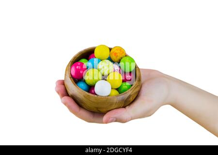 Helles rundes Gummi liegt in einer dunklen Holzschale auf Die Handfläche auf einem weißen Hintergrund Nahaufnahme Stockfoto