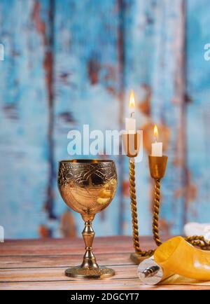 Schabbat challah Brot Wein und Kerzen auf Holztisch Stockfoto