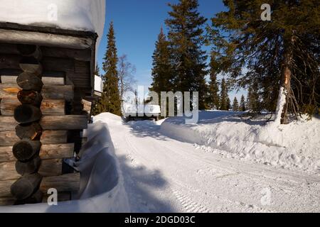 Verschneite Winterlandschaft in Lappland, Finnland Stockfoto