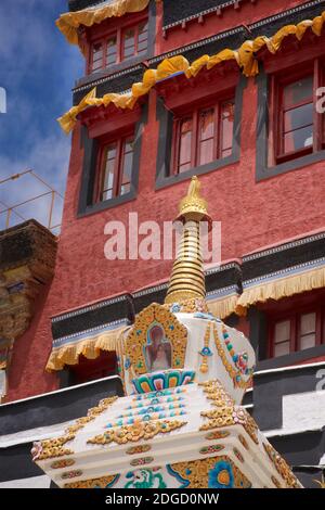 Dekoartierte Stupa auf dem Gelände des Thikse-Klosters, Thikse, Ladakh, Jammu und Kaschmir, Indien Stockfoto