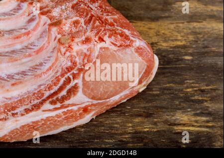 Frischer roher Schweinelende mit Rippen auf Holzbrett. Stockfoto