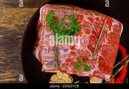 Schweinekoteletts auf Rippen ungekocht, fertig zum Grillen. Stockfoto