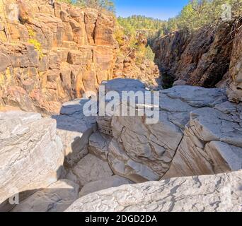 Die blockartigen Klippen der Sycamore Falls im Kaibab National Forest in der Nähe von Williams Arizona. Die Wasserfälle zu dieser Jahreszeit sind trocken und inaktiv. Stockfoto