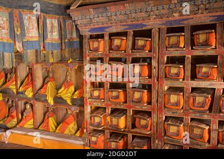 Buddhistische Handschriften in dedizierten Nischen in Thikse Kloster, Thikse, Ladakh, Jammu und Kaschmir, Indien gehalten Stockfoto