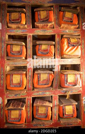 Buddhistische Handschriften in dedizierten Nischen in Thikse Kloster, Thikse, Ladakh, Jammu und Kaschmir, Indien gehalten Stockfoto