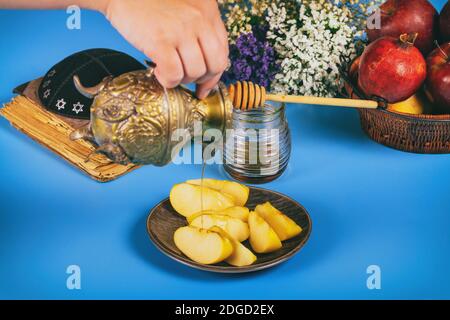 Apfel und Honig, traditionelle Lebensmittel des jüdischen Neujahr Rosch Hashana torah Buch, kippah yamolka talit Stockfoto