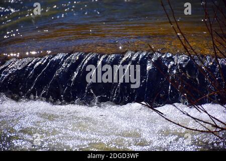 Kleiner Wasserfall im Fluss Cidacos. Stockfoto