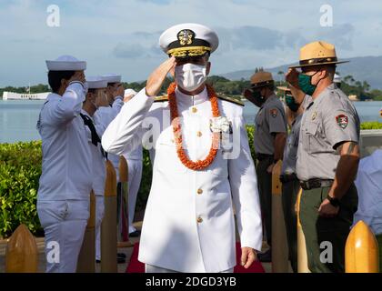 Honolulu, Vereinigte Staaten Von Amerika. Dezember 2020. Honolulu, Vereinigte Staaten von Amerika. 07. Dezember 2020. US Navy ADM hinten. Robb Chadwick, Commander, Navy Region Hawaii und Commander, Naval Surface Group Middle Pacific begrüßt Side Boys nach der 79. Pearl Harbor Remembrance Day Zeremonie am Pearl Harbor National Memorial 7. Dezember 2020 in Honolulu, Hawaii. Kredit: MCS2 Jessica Blackwell/US Navy/Alamy Live Nachrichten Stockfoto