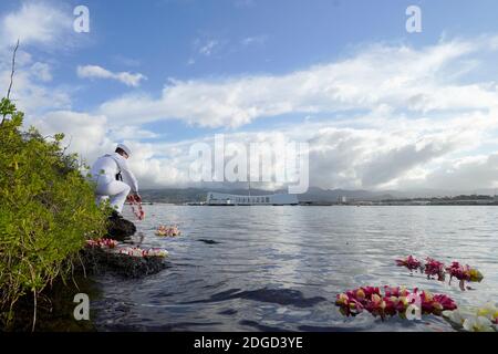 Honolulu, Vereinigte Staaten Von Amerika. Dezember 2020. Honolulu, Vereinigte Staaten von Amerika. 07. Dezember 2020. Marine-Segler mit Sonderschlacht treiben traditionelle hawaiianische Leis in der Nähe des USS Arizona Memorial, um der 79. Verleihung des Pearl Harbor Remembrance Day am 7. Dezember 2020 in Honolulu, Hawaii, zu gedenken. Quelle: MC2 Charles Oki/US Navy/Alamy Live News Stockfoto