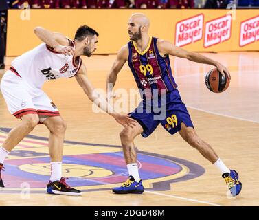 Nick Calathes vom FC Barcelona und Kostas Papanikolaou von Olympiacos Piräus während der Turkish Airlines EuroLeague Basketball / LM Stockfoto