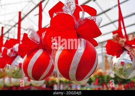 Riesige rote und silberne Weihnachtsornamente mit bunten Bändern Schleifen Stockfoto