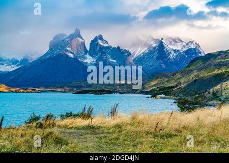 Schöner nebliger Cuernos del Paine Berg am Abend Stockfoto