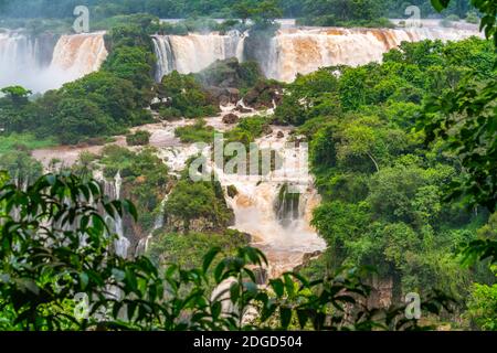 Blick auf die berühmten Iguazu Wasserfälle von der brasilianischen Seite. Stockfoto