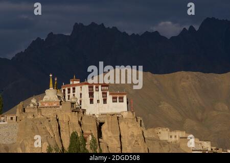 Lamayuru Kloster auf einem Hügel mit Blick auf Lamayouro Stadt, Leh District, Ladakh, Jammu und Kaschmir, Nordindien. Sonnenlicht am späten Nachmittag. Stockfoto