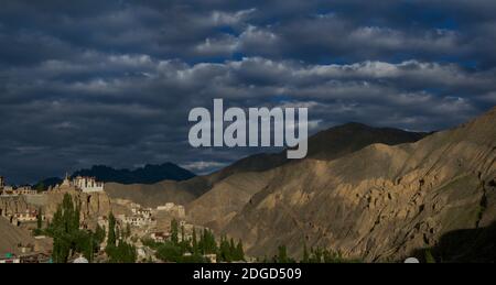 Lamayuru Kloster auf einem Hügel mit Blick auf Lamayouro Stadt, Leh District, Ladakh, Jammu und Kaschmir, Nordindien. Sonnenlicht am späten Nachmittag. Stockfoto