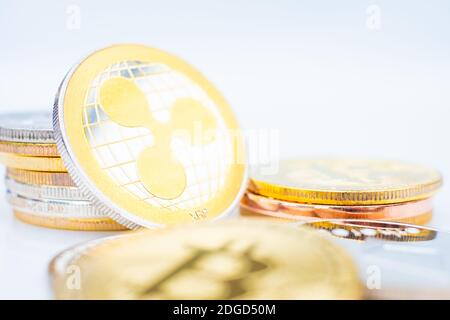 Haufen Krypto-Währungsmünzen mit Fokus auf XRP Ripple Stockfoto