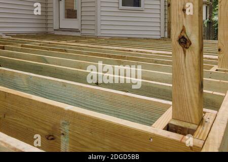 Ein neues Holzdeck wird gebaut. Es ist auf der Terrasse. Stockfoto