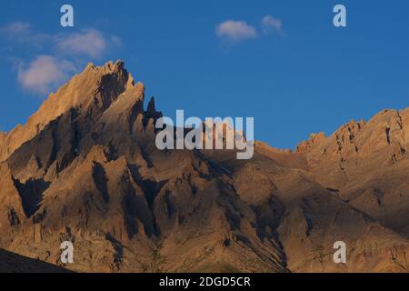 Am frühen Morgen Sonnenlicht beleuchtet die Berggipfel neben der Leh zu Srinagar Autobahn in der Nähe Lamayouro, Ladakh, Jammu und Kaschmir, Indien Stockfoto