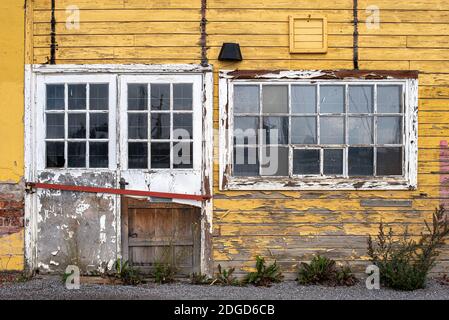 Glasfenster auf gelbem Haushalt Holzhaus Stockfoto