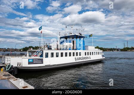 Djurgarden Fähre Nr. 9 Route 82 auf einem Pier in Gamla Stan Stockfoto