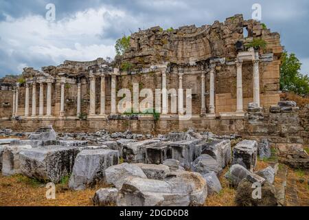 Die Ruinen der Agora in Side, Bibliothek, Antalya, Türkei Stockfoto