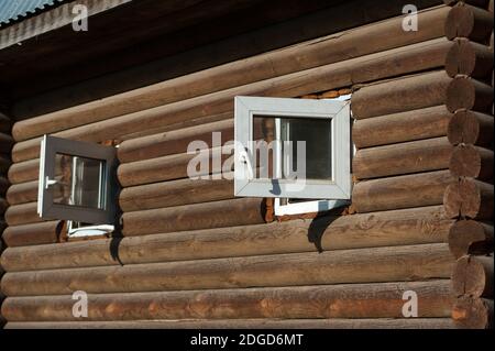 fenster auf Holzhaus Stockfoto