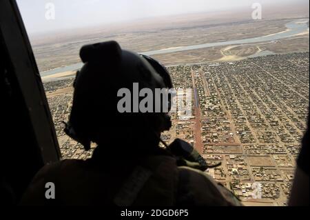 Ein französischer Soldat steht in einem Militärhubschrauber während eines Besuchs des französischen Präsidenten Emmanuel Macron (unseen) bei der französischen Operation Barkhane gegen den Terrorismus in der Sahelzone Afrikas in Gao, Nord-Mali, 19. Mai 2017. Der Besuch des französischen Präsidenten in Mali ist seine erste Reise nach Europa seit seiner Amtseinführung am 14. Mai 2017. Foto von Christophe Petit Tesson/Pool/ABACAPRESS.COM Stockfoto