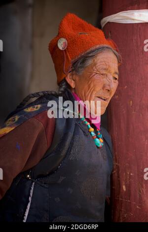 Ladakhi Frauen in traditioneller Kleidung und Hut auf dem Karsha Gustor Festival, gefeiert im Karsha Kloster, in der Nähe von Padum Zanskar Valley, Ladakh, Jammu und Kaschmir, Nordindien Stockfoto