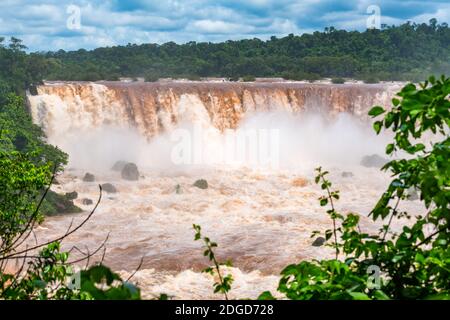 Blick auf die schlammigen Iguazu Wasserfälle an der Grenze zu Argentinien Und Brasilien Stockfoto