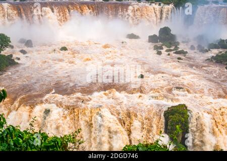 Blick auf die mächtigen Stromschnellen des Iguazu Flusses am Wunderschöne Iguazu Wasserfälle Stockfoto