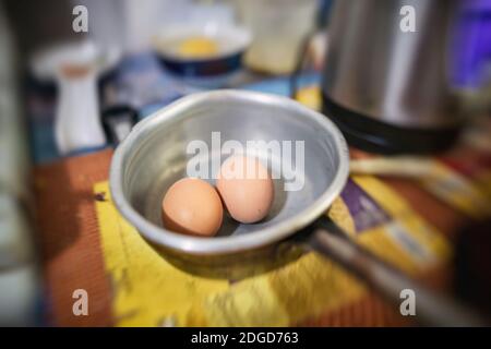 Zwei Eier liegen in der alten pogocom Aluminiumlöffel Stockfoto
