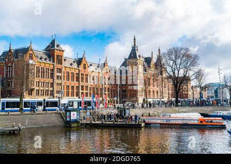 Blick auf den Hauptbahnhof und den Kanal der Altstadt Stockfoto