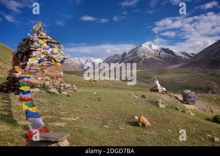 Buddhistische Chöre mit Gebetflaggen und spektakulärer Himalaya-Berglandschaft. Vorbei LKW auf der Kargil nach Zanskar Straße, Suru Valley, Ladakh, Jammu & Kasmir, Nordindien Stockfoto