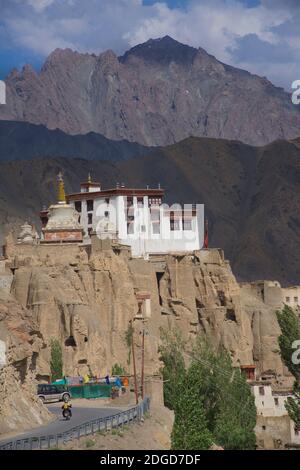 Lamayuru Kloster auf einem Hügel mit Blick auf Lamayouro Stadt, Leh District, Ladakh, Jammu und Kaschmir, Nordindien Stockfoto