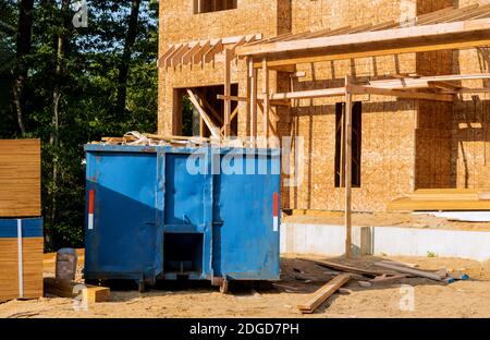 Müllcontainer, recyceln Abfall und Mülltonnen in der Nähe der neuen Baustelle von Wohnhäusern Gebäude Stockfoto