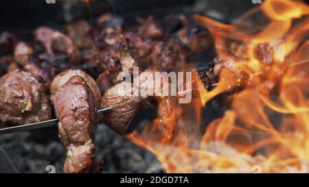 Kochen von Shish Kebab oder Schaschlik auf Spieße Stockfoto