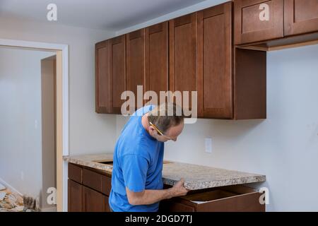 Installation von Fremdfirmen eine Laminat-Arbeitsplatte eine Küche umbauen. Stockfoto