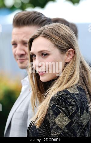 Jeremy Renner und Elizabeth Olsen, die am 20. Mai 2017 im Rahmen des 70. Filmfestivals von Cannes in Cannes, Frankreich, an der Wind River Fotozelle teilnahmen. Foto von Aurore Marechal/ABACAPRESS.COM Stockfoto