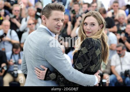 Jeremy Renner und Elizabeth Olsen, die am 20. Mai 2017 im Rahmen des 70. Filmfestivals von Cannes in Cannes, Frankreich, an der Wind River Fotozelle teilnahmen. Foto von Aurore Marechal/ABACAPRESS.COM Stockfoto