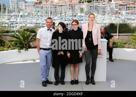 Anahita Ghazvinizadeh, Nicole Coffineau, Rhys Fehrenbacher posieren bei der Fotoschau, die am 20. Mai 2017 im Palais des Festivals in Cannes, Frankreich, im Rahmen der 70. Filmfestspiele von Cannes stattfand. Foto von David Boyer/ABACAPRESS.COM Stockfoto