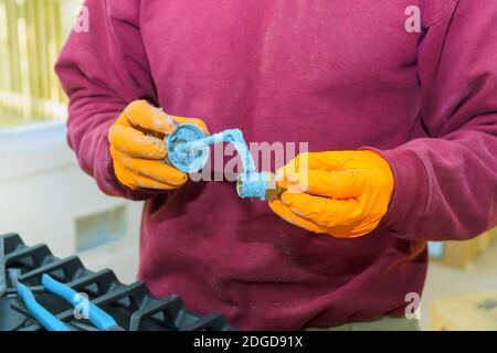 Hausreparatur, ersetzen Sie das Ventil, Sanitär Nahaufnahme Hand Sanitär Zange. Nahaufnahme für Sanitär Stockfoto