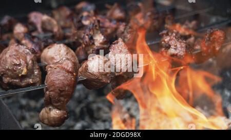 Kochen von Shish Kebab oder Schaschlik auf Spieße Stockfoto
