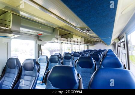 Offene Doppel-Innenraum der neuen modernen Stühle Bus Stockfoto