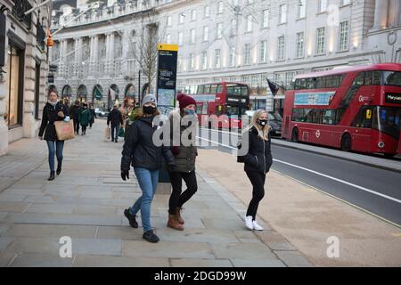 London, Großbritannien. Dezember 2020. Menschen mit Gesichtsmasken als Vorsichtsmaßnahme gegen die Ausbreitung von covid 19 zu Fuß entlang Regent Street. Quelle: Pietro Recchia/SOPA Images/ZUMA Wire/Alamy Live News Stockfoto