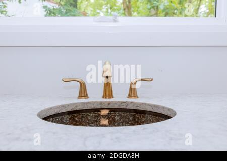 Nahaufnahme der Waschbecken im modernen Badezimmer aus weißem Stein Stockfoto