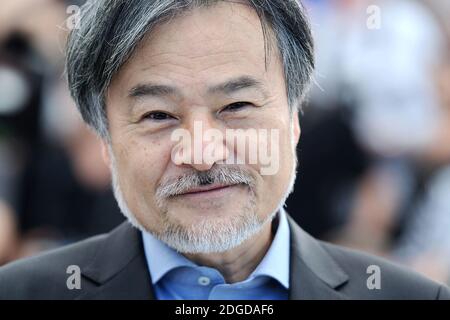 Kiyoshi Kurosawa nimmt an der Fotowand Before We Vanish (Sanpo Soru Shinryakusha) Teil, die am 21. Mai 2017 im Rahmen des 70. Filmfestivals von Cannes in Cannes, Frankreich, stattfand. Foto von Aurore Marechal/ABACAPRESS.COM Stockfoto