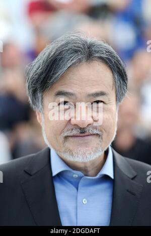 Kiyoshi Kurosawa nimmt an der Fotowand Before We Vanish (Sanpo Soru Shinryakusha) Teil, die am 21. Mai 2017 im Rahmen des 70. Filmfestivals von Cannes in Cannes, Frankreich, stattfand. Foto von Aurore Marechal/ABACAPRESS.COM Stockfoto