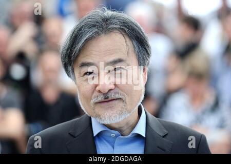 Kiyoshi Kurosawa nimmt an der Fotowand Before We Vanish (Sanpo Soru Shinryakusha) Teil, die am 21. Mai 2017 im Rahmen des 70. Filmfestivals von Cannes in Cannes, Frankreich, stattfand. Foto von Aurore Marechal/ABACAPRESS.COM Stockfoto