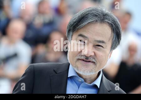 Kiyoshi Kurosawa nimmt an der Fotowand Before We Vanish (Sanpo Soru Shinryakusha) Teil, die am 21. Mai 2017 im Rahmen des 70. Filmfestivals von Cannes in Cannes, Frankreich, stattfand. Foto von Aurore Marechal/ABACAPRESS.COM Stockfoto