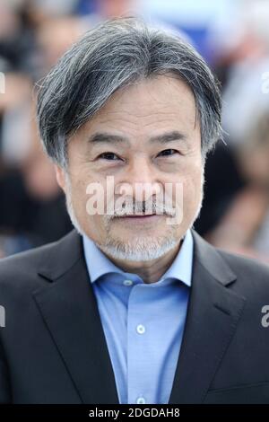 Kiyoshi Kurosawa nimmt an der Fotowand Before We Vanish (Sanpo Soru Shinryakusha) Teil, die am 21. Mai 2017 im Rahmen des 70. Filmfestivals von Cannes in Cannes, Frankreich, stattfand. Foto von Aurore Marechal/ABACAPRESS.COM Stockfoto